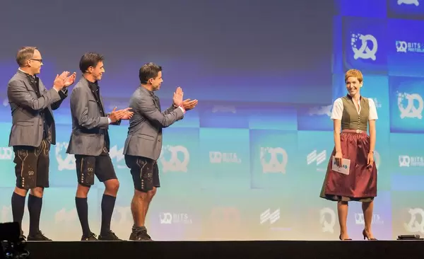 Bayrische Trachten bei der Bits19: Chefredakteurin Britta Weddeling erhält Applaus auf der Bühne von den drei Gründern der Bits & Pretzels Konferenz
