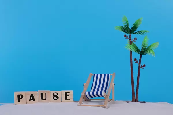 Beach chair and wooden blocks with Pause text