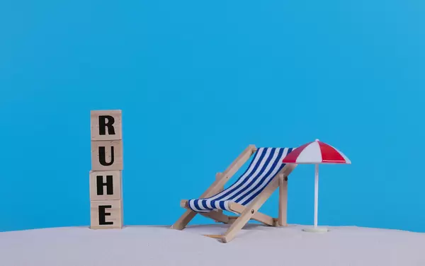 Beach chair and wooden blocks with Ruhe text