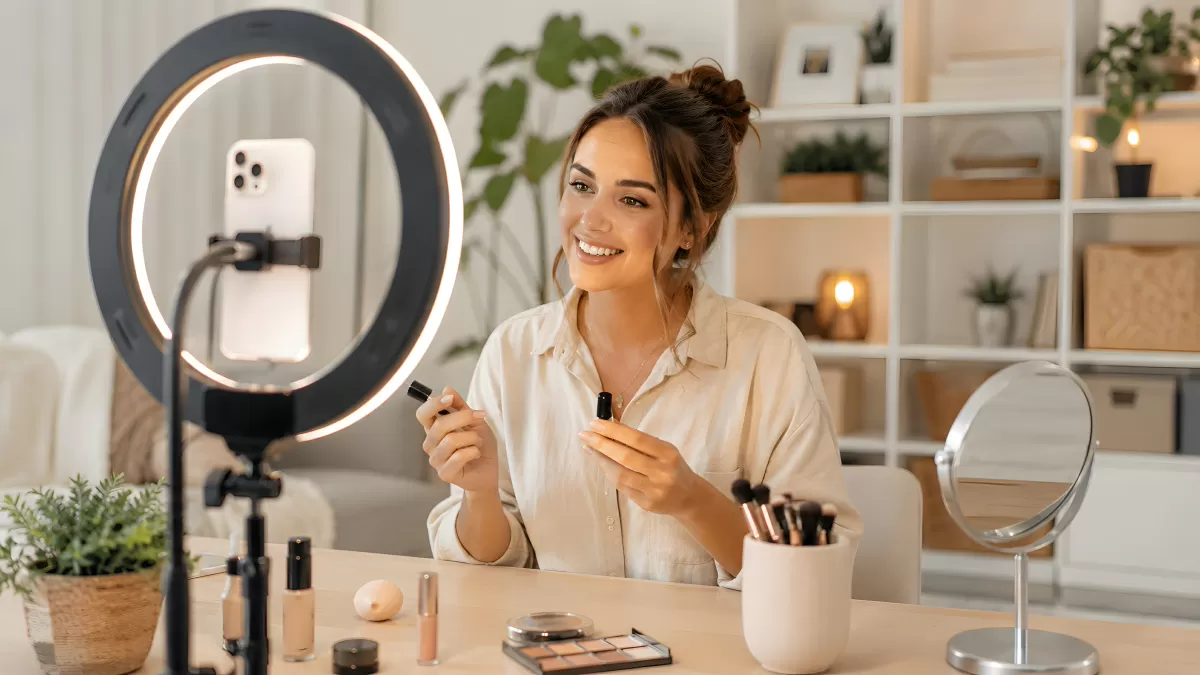 Beauty-Influencerin filmt Make-up-Tutorial zuhause
