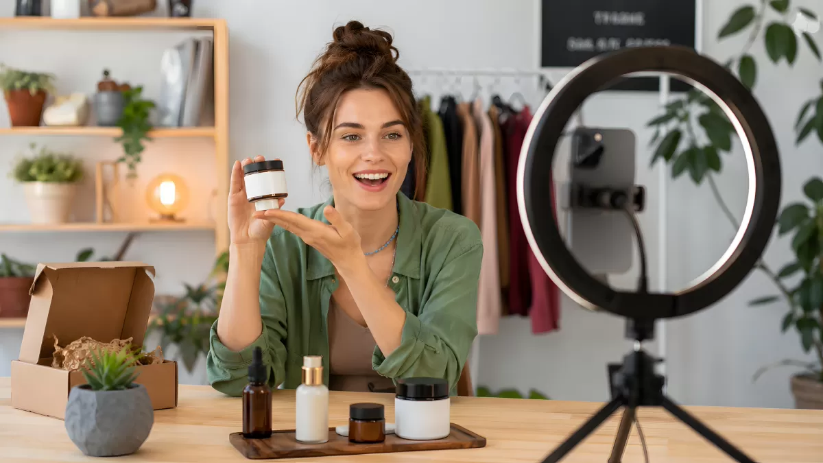 Beauty-Influencerin präsentiert Hautpflegeprodukte vor Kamera