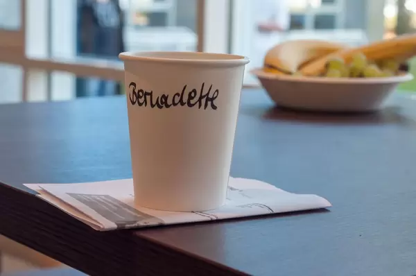 Becher beschriftet mit dem Namen Bernadette