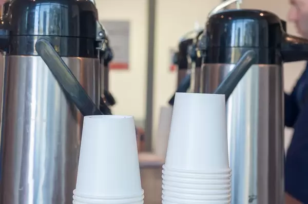 Becher und Thermoskanne‎n beim Barcamp Köln 2018