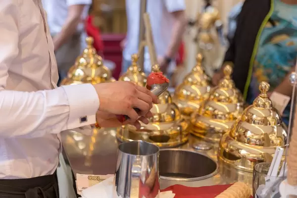 Bedienung am Eisstand
