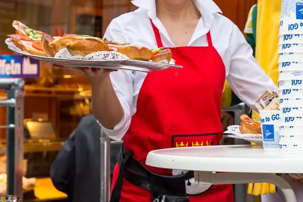 Bedienung bringt Sandwiches mit