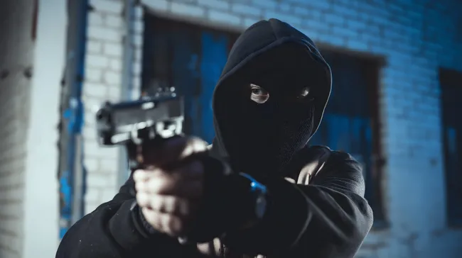 Bedrohlicher Überfall mit Waffe in dunkler Gasse