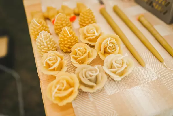 Bee Vax Candles In Rose And Pine Shapes (Flip 2019)