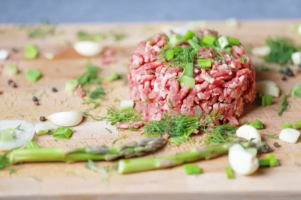 Beef-steak-tartare-traditional-dish