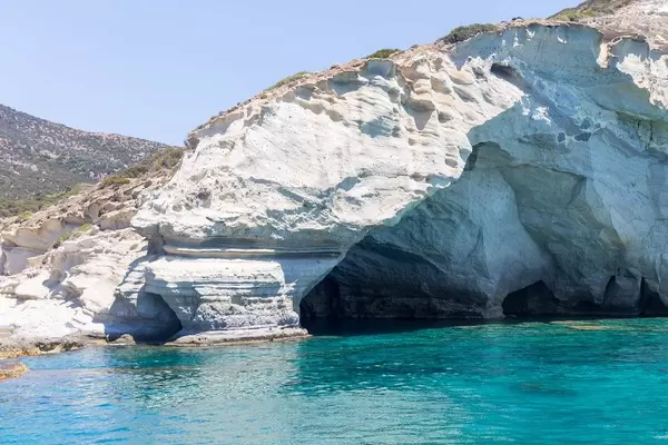 Beeindruckende Felsformationen, Naturbögen und türkisfarbenes Wasser in Kleftiko, Milos