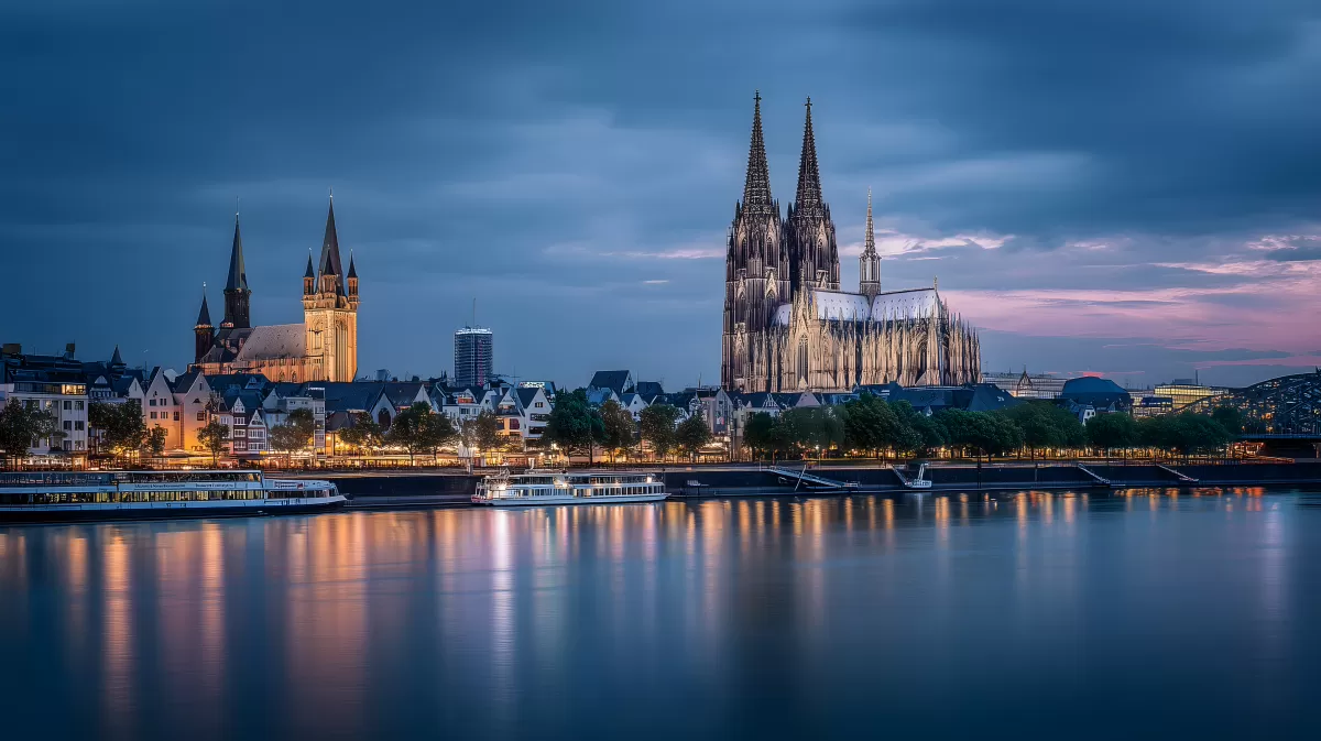 Beeindruckende Kölner Skyline bei Dämmerung