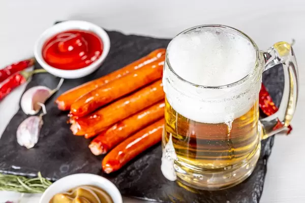 Beer mug with sauces and sausages on a black stone tray (Flip 2019)