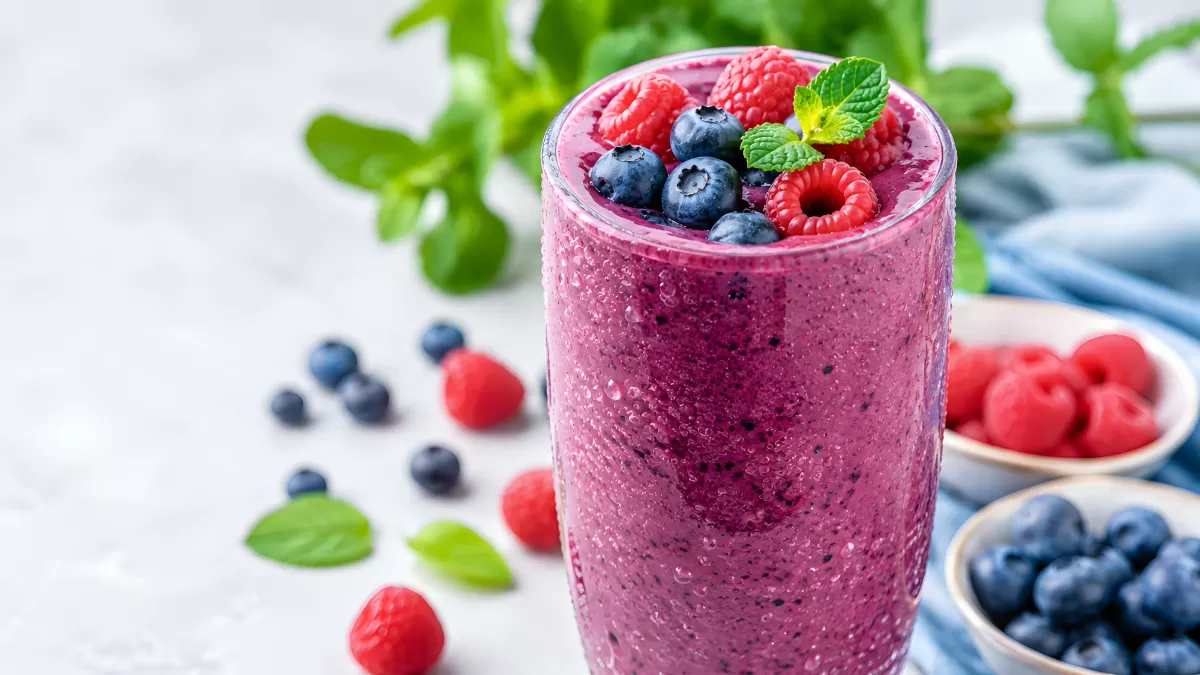 Beeren-Smoothie im Glas mit Himbeeren und Blaubeeren