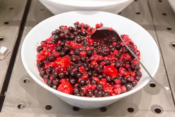 Beerensalat mit Blaubeeren, Brombeeren, Johannisbeere und Erdbeeren