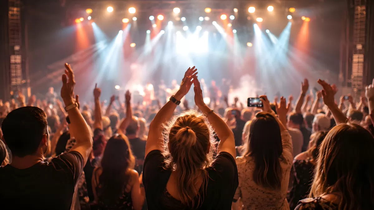 Begeisterte Menschenmenge bei einem Livekonzert