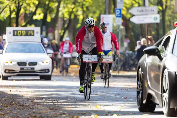 Begleitung Elite cyclist and leading vehicle in the background - Cologne Marathon 2017