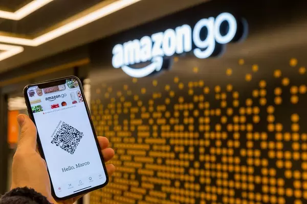Bei Amazon Go sich einloggen und mithilfe vom Smartphone im Laden einkaufen