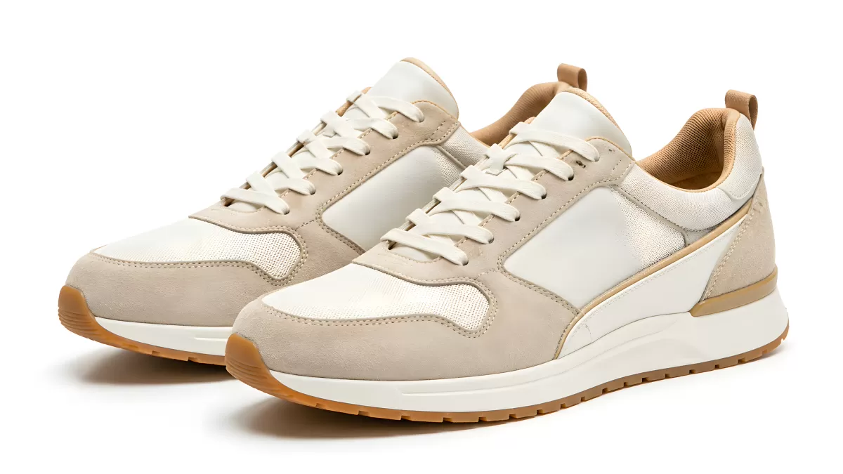 Beige Retro-Sneaker mit weißer Sohle auf weißem Grund