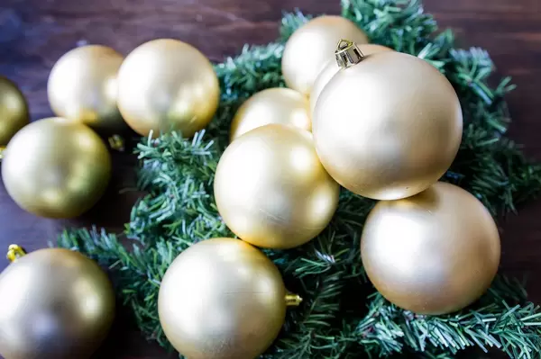 Beigefarbene Weihnachtskugeln