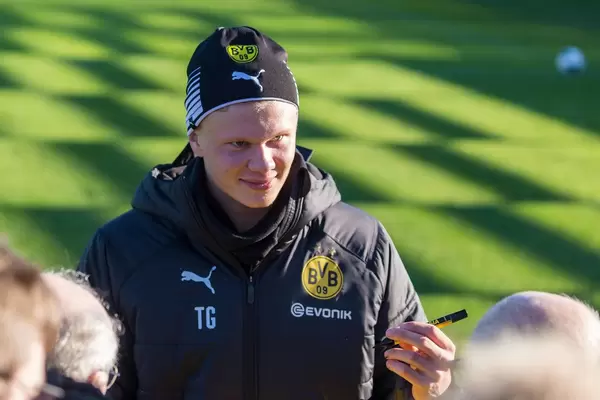 Beim ersten öffentlichen Training nach seinem BVB-Debut mit drei Toren gegen Augsburg gibt Erling Haaland seinen neuen Fans Autogramme