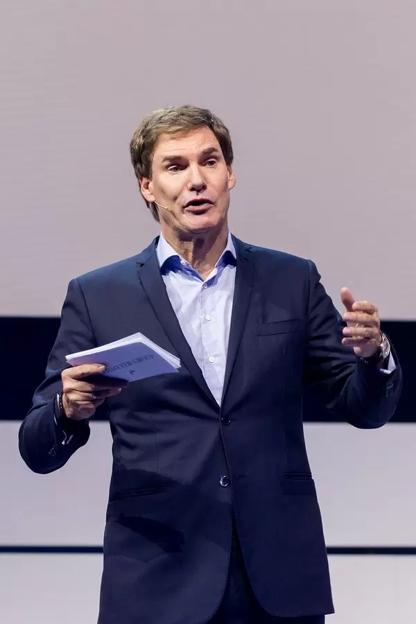 Bekannter Investor Carsten Maschmeyer ermutigt die Besucher der Digital X in Köln