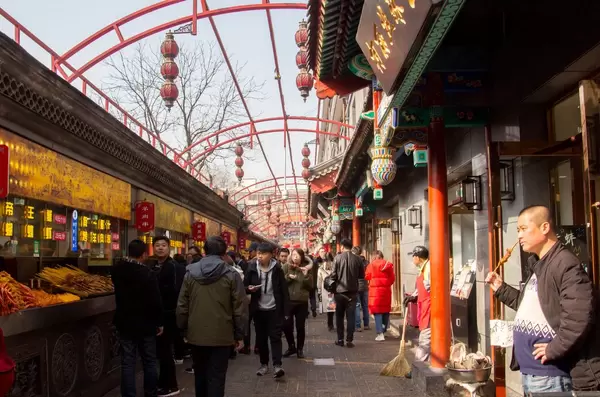 Belebte Einkaufsstraße und Restaurants in Beijing, China