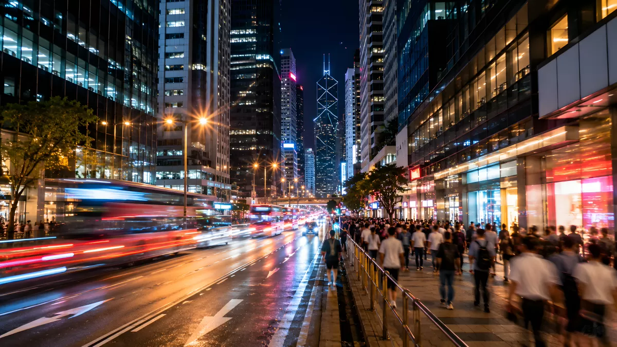 Belebte Stadtstraße in Hongkong bei Nacht