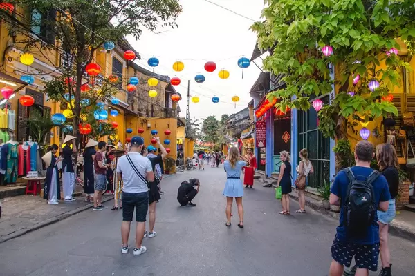Belebte Straße mit bunten Lampions in Hoi Ann, Vietnam