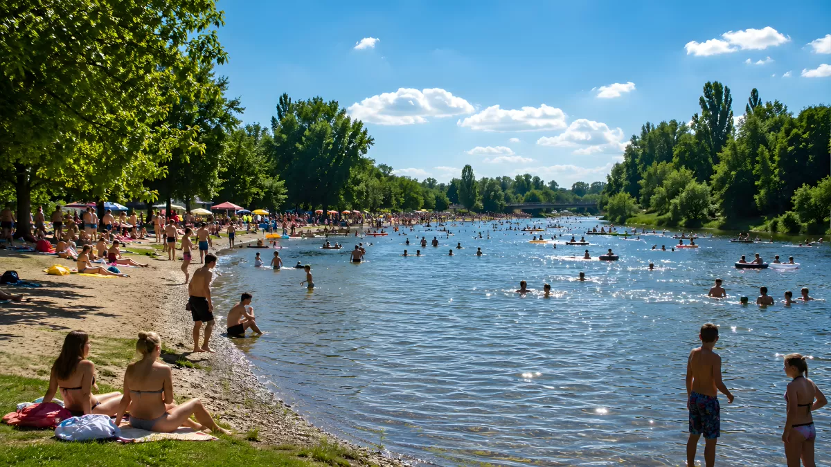 Belebter Flussstrand mit Badegästen im Sommer
