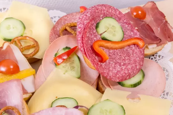Belegte Brötchen mit Käse, Salami und Kochschinken in der Nahaufnahme