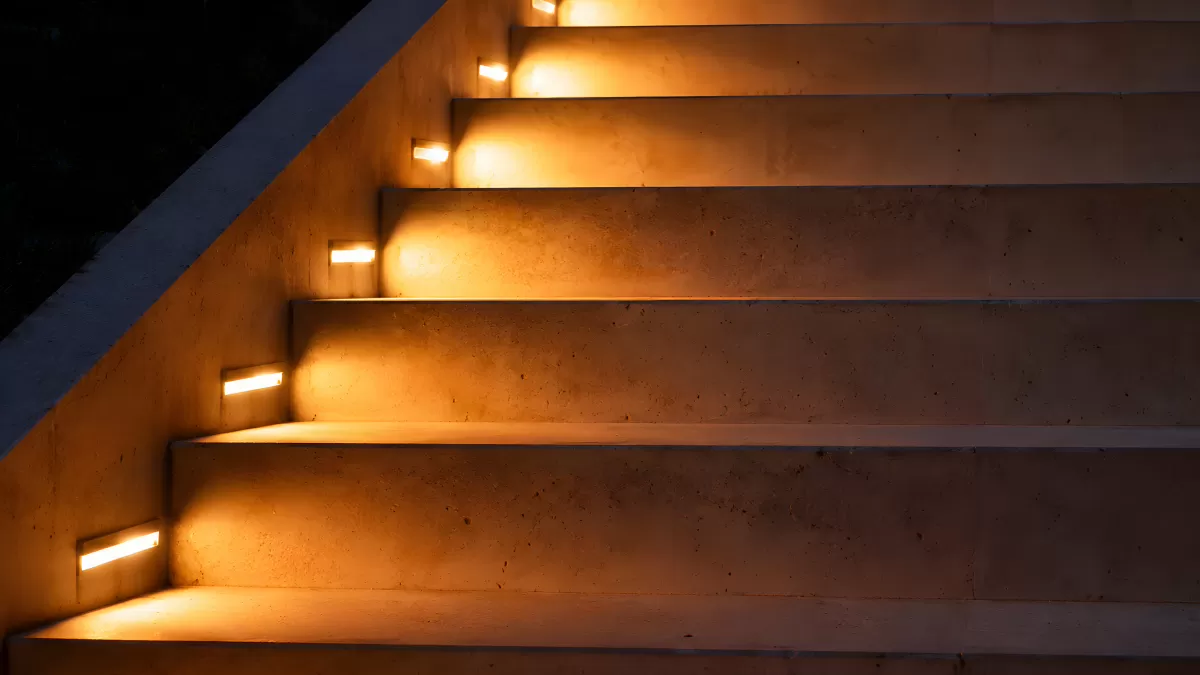 Beleuchtete Außentreppe mit warmem LED-Stufenlicht