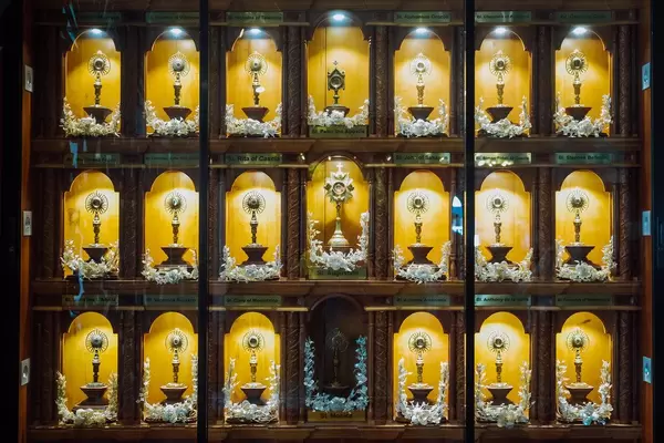 Beleuchtete Ausstellung von kleinen Schreinen in der Sto. Nino Kirche in Cebu, Philippinen