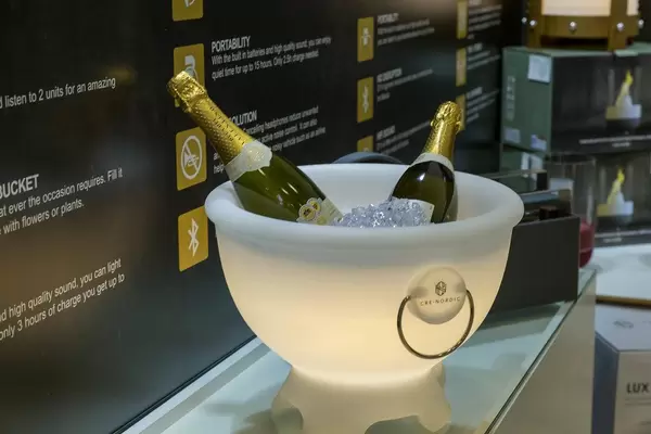 Beleuchtete Cre Nordic Schale mit Eiswürfeln gefüllt, zur Kühlung von Sektflaschen