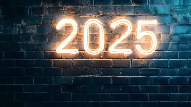 Beleuchtete Jahreszahl 2025 auf Ziegelwand