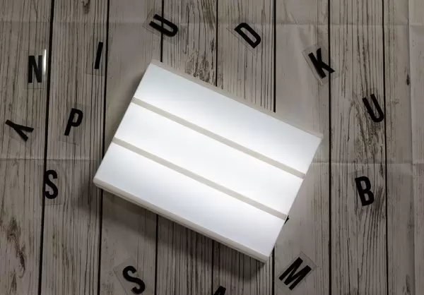 Beleuchtete Lightbox ohne Buchstaben mit Holz Hintergrund