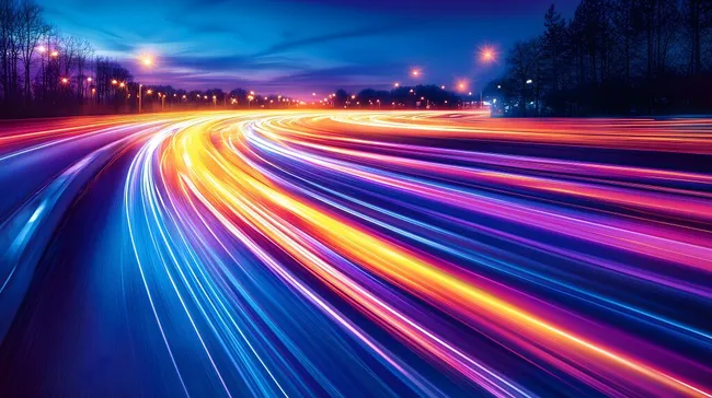 Beleuchtete Stadtautobahn bei Nacht