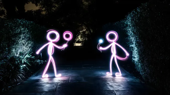 Beleuchtete Strichmännchen tanzen im Garten bei Nacht