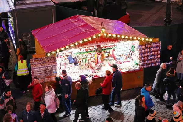 Beleuchtete Verkaufshütte auf dem Weihnachtsmarkt
