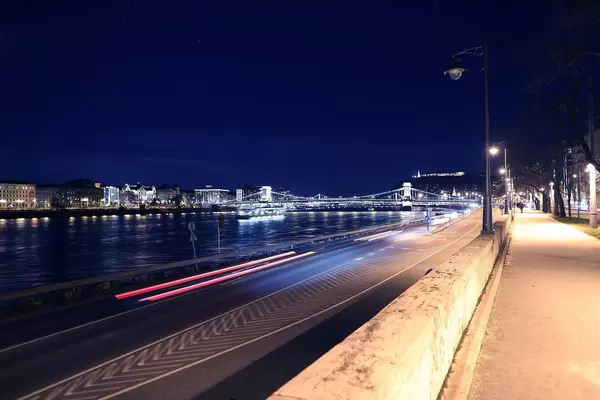 Beleuchteter Gehweg für Fußgänger, neben dem Fluss Donau in Budapest, Ungarn