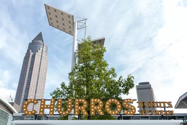 Beleuchteter Schriftzug "Churros Donuts Ice Cream"