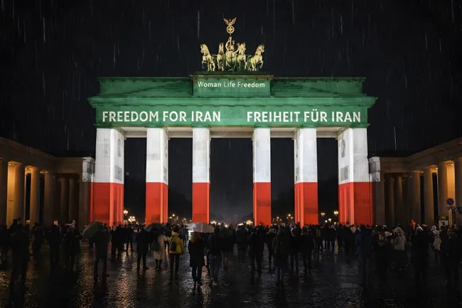 Beleuchtetes Brandenburger Tor mit Freiheits-Botschaft für Iran