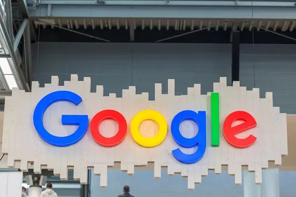 Beleuchtetes, farbenfrohes Google Logo hängt von der Decke in der Messehalle der Bits & Pretzels Gründermesse
