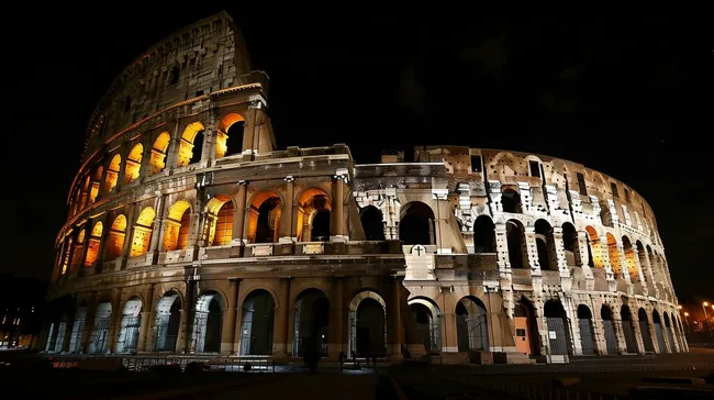 Beleuchtetes Kolosseum in Rom bei Nacht