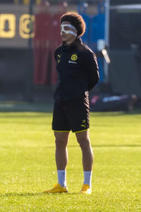 Belgian midfielder Axel Witsel with a protective mask on his face following a nasal bone fracture occurred in December