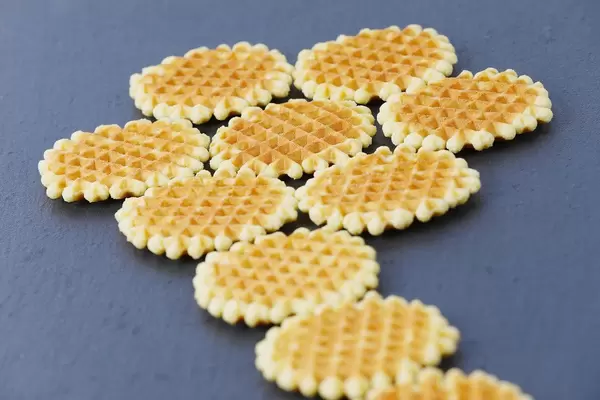 Belgische Mini-Waffeln vor schwarzem Hintergrund