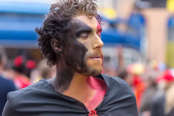 Belgischer Fußballfan mit geschminktem Gesicht