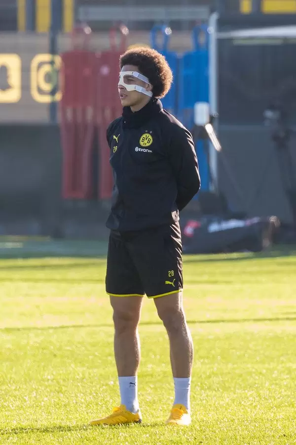 Belgischer Mittelfeldspieler Axel Witsel trägt eine Maske nach seinem Unfall im Dezember