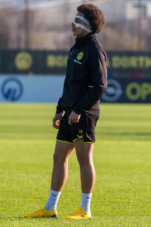 Belgischer Spieler Axel Witsel trägt auf dem Platz eine Maske, um sein Gesicht nach seinem Unfall zu schützen