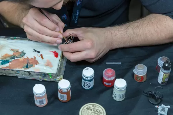 Bemalen von kleinen Spielfiguren