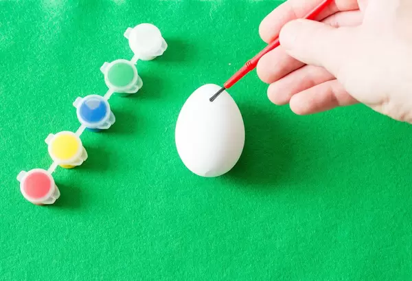Bemalen von Ostereiern