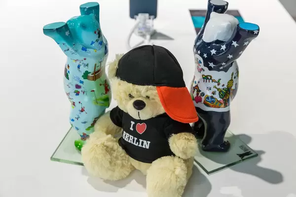 Bemalte Berliner Bären und Teddy mit "I love Berlin" Shirt als Wappentier-Souvenir aus der Hauptstadt